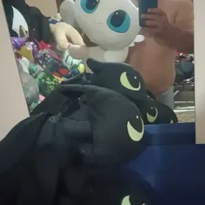 Foto de cliente com a pelúcia Xuxão Dragão (4)